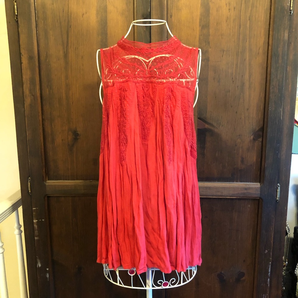 Hyde Park Mock Neck Flowy Red Top the Buckle Size Medium Coquette